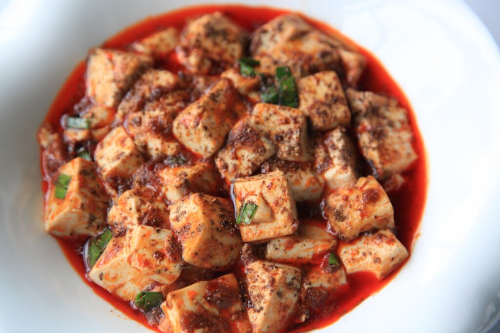 Mapo tofu ao estilo de Sichuan, preparado com tofu e temperos picantes