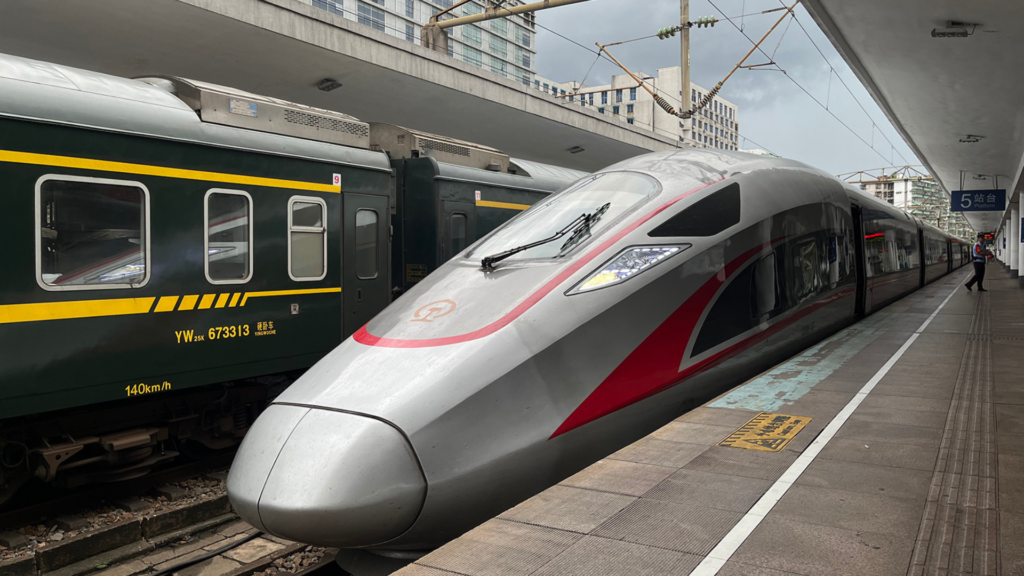 Trem de alta velocidade Fuxing parado em uma plataforma da Estação Ferroviária de Guangzhou